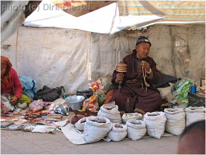 slides/95027842.JPG butcher Diestel Dirk Fotograf geo:lat=34.16215107 geo:lon=77.58562088 geotagged India Jammu and Kashmir Ladakh LehLadakh market market Markt markt shoemaker 95027842