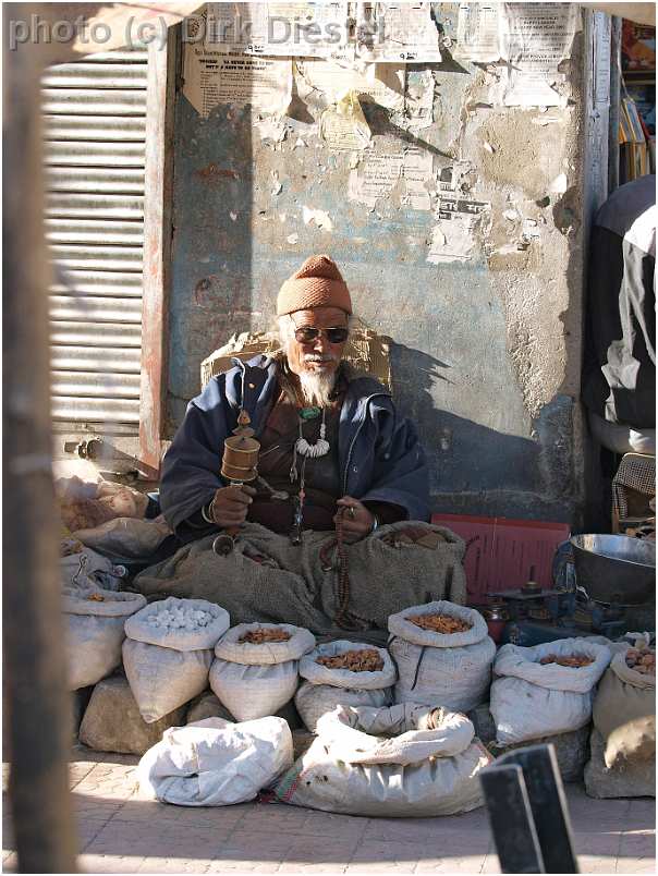 slides/95027844.JPG butcher Diestel Dirk Fotograf geo:lat=34.16215107 geo:lon=77.58562088 geotagged India Jammu and Kashmir Ladakh LehLadakh market market Markt markt shoemaker 95027844
