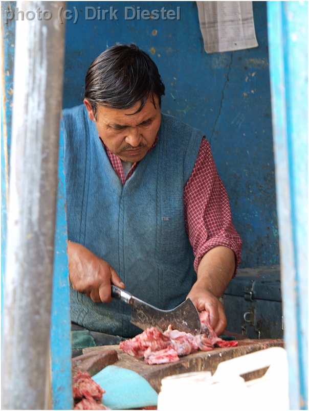 slides/95027856.JPG butcher Diestel Dirk Fotograf geo:lat=34.16215107 geo:lon=77.58562088 geotagged India Jammu and Kashmir Ladakh LehLadakh market market Markt markt shoemaker 95027856