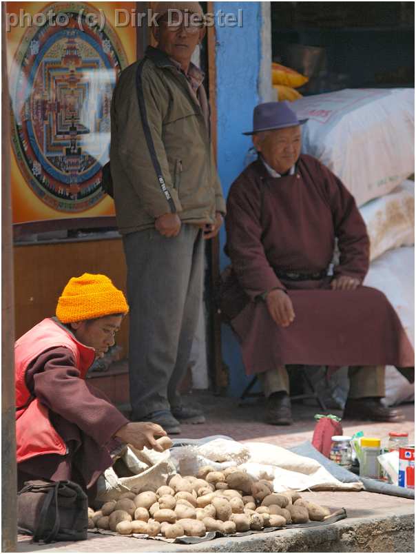 slides/95203620.JPG butcher Diestel Dirk Fotograf geo:lat=34.16215107 geo:lon=77.58562088 geotagged India Jammu and Kashmir Ladakh LehLadakh market market Markt markt shoemaker 95203620