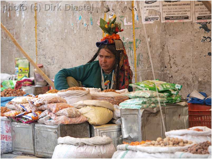 slides/95203646.JPG butcher Diestel Dirk Fotograf geo:lat=34.16215107 geo:lon=77.58562088 geotagged India Jammu and Kashmir Ladakh LehLadakh market market Markt markt shoemaker 95203646