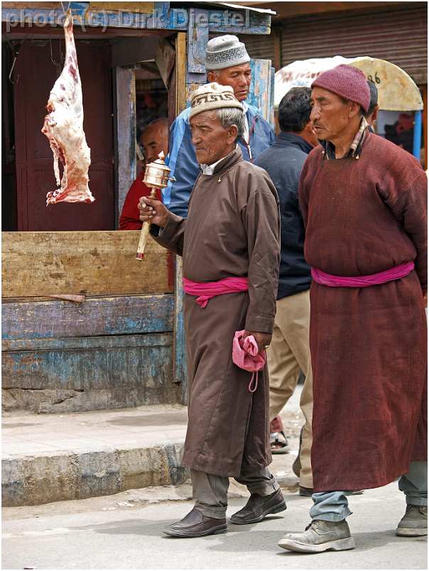 slides/95203675.JPG butcher Diestel Dirk Fotograf geo:lat=34.16215107 geo:lon=77.58562088 geotagged India Jammu and Kashmir Ladakh LehLadakh market market Markt markt shoemaker 95203675