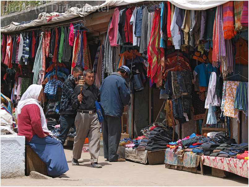 slides/95203763.JPG butcher Diestel Dirk Fotograf geo:lat=34.16215107 geo:lon=77.58562088 geotagged India Jammu and Kashmir Ladakh LehLadakh market market Markt markt shoemaker 95203763