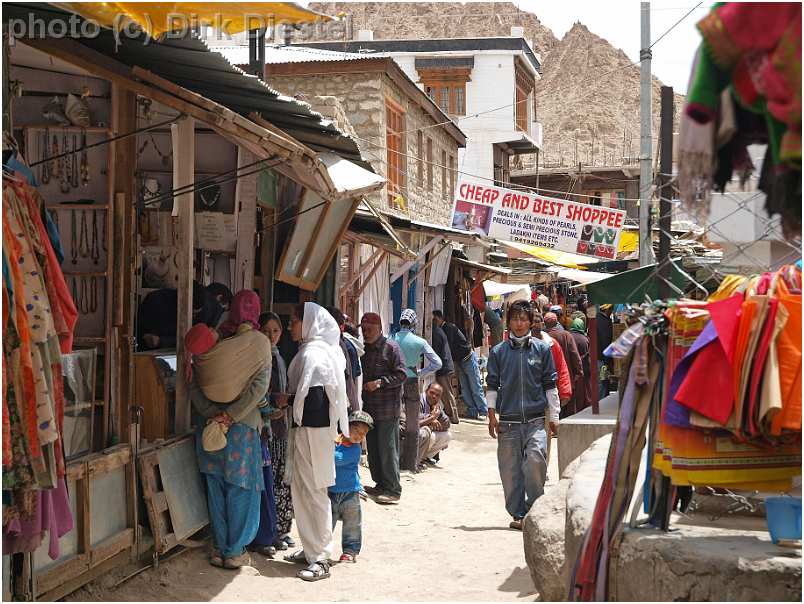 slides/95203770.JPG butcher Diestel Dirk Fotograf geo:lat=34.16215107 geo:lon=77.58562088 geotagged India Jammu and Kashmir Ladakh LehLadakh market market Markt markt shoemaker 95203770