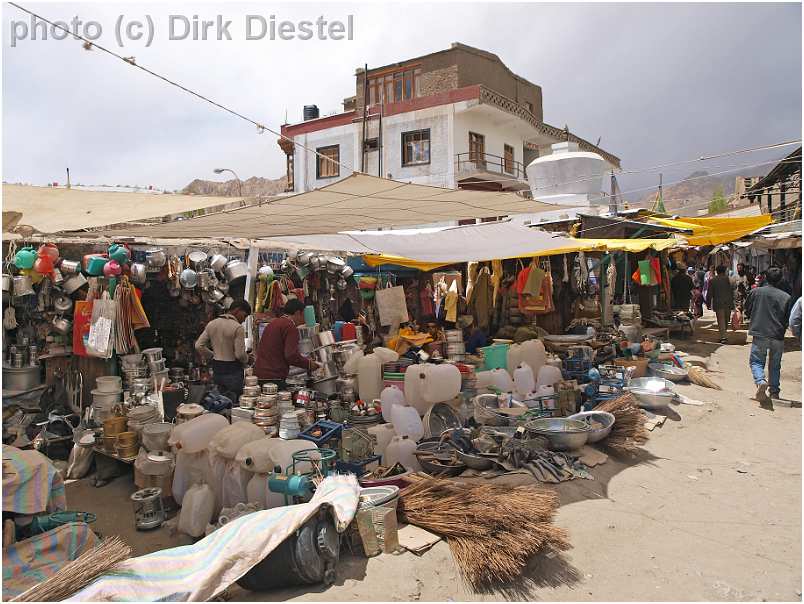 slides/95203781.JPG butcher Diestel Dirk Fotograf geo:lat=34.16215107 geo:lon=77.58562088 geotagged India Jammu and Kashmir Ladakh LehLadakh market market Markt markt shoemaker 95203781