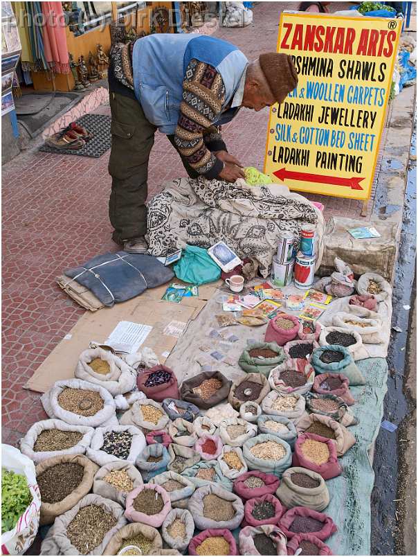 slides/95203821.JPG butcher Diestel Dirk Fotograf geo:lat=34.16215107 geo:lon=77.58562088 geotagged India Jammu and Kashmir Ladakh LehLadakh market market Markt markt shoemaker 95203821