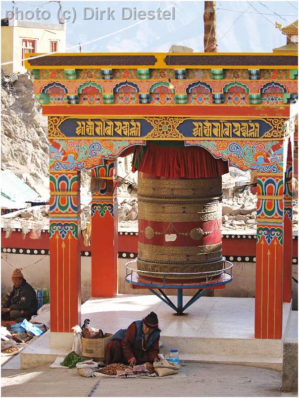 slides/95027793.JPG Diestel Dirk Fotograf gebetsfahne geo:lat=34.16339836 geo:lon=77.58538485 geotagged India indien Jammu and Kashmir Ladakh Ladakh, Leh Leh market markt mönch monk people Pray Tempel temple 95027793