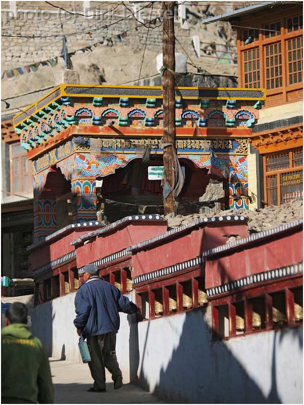 slides/95027796.JPG Diestel Dirk Fotograf gebetsfahne geo:lat=34.16339836 geo:lon=77.58538485 geotagged India indien Jammu and Kashmir Ladakh Ladakh, Leh Leh market markt mönch monk people Pray Tempel temple 95027796