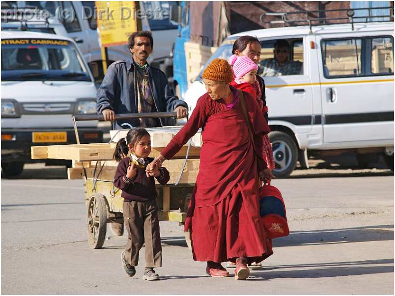 slides/95027815.JPG Diestel Dirk Fotograf gebetsfahne geo:lat=34.16339836 geo:lon=77.58538485 geotagged India indien Jammu and Kashmir Ladakh Ladakh, Leh Leh market markt mönch monk people Pray Tempel temple 95027815