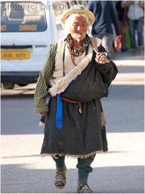 slides/95027823.JPG Diestel Dirk Fotograf gebetsfahne geo:lat=34.16339836 geo:lon=77.58538485 geotagged India indien Jammu and Kashmir Ladakh Ladakh, Leh Leh market markt mönch monk people Pray Tempel temple 95027823