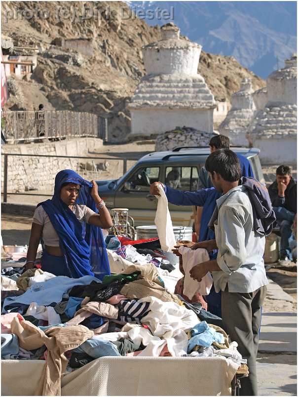 slides/95027827.JPG Diestel Dirk Fotograf gebetsfahne geo:lat=34.16339836 geo:lon=77.58538485 geotagged India indien Jammu and Kashmir Ladakh Ladakh, Leh Leh market markt mönch monk people Pray Tempel temple 95027827