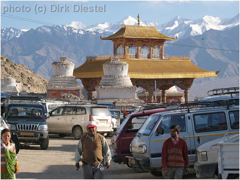 slides/95027830.JPG Diestel Dirk Fotograf gebetsfahne geo:lat=34.16339836 geo:lon=77.58538485 geotagged India indien Jammu and Kashmir Ladakh Ladakh, Leh Leh market markt mönch monk people Pray Tempel temple 95027830