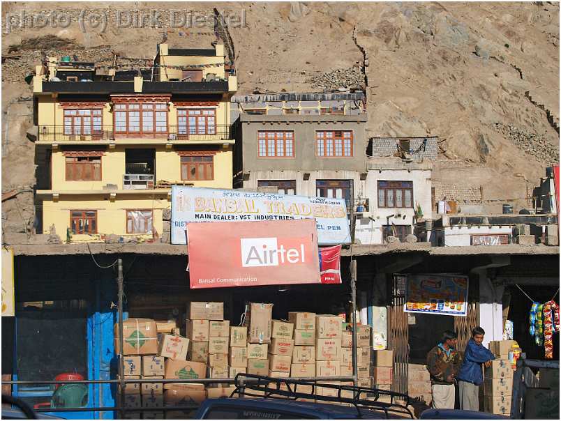 slides/95027832.JPG Diestel Dirk Fotograf gebetsfahne geo:lat=34.16339836 geo:lon=77.58538485 geotagged India indien Jammu and Kashmir Ladakh Ladakh, Leh Leh market markt mönch monk people Pray Tempel temple 95027832