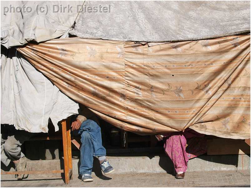 slides/95027838.JPG Diestel Dirk Fotograf gebetsfahne geo:lat=34.16339836 geo:lon=77.58538485 geotagged India indien Jammu and Kashmir Ladakh Ladakh, Leh Leh market markt mönch monk people Pray Tempel temple 95027838