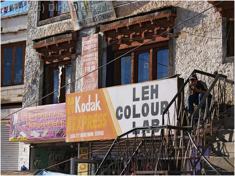 slides/95027846.JPG Diestel Dirk Fotograf gebetsfahne geo:lat=34.16339836 geo:lon=77.58538485 geotagged India indien Jammu and Kashmir Ladakh Ladakh, Leh Leh market markt mönch monk people Pray Tempel temple 95027846