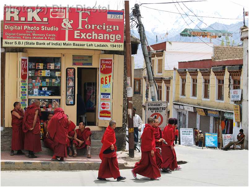 slides/95192977.JPG Diestel Dirk Fotograf gebetsfahne geo:lat=34.16339836 geo:lon=77.58538485 geotagged India indien Jammu and Kashmir Ladakh Ladakh, Leh Leh market markt mönch monk people Pray Tempel temple 95192977