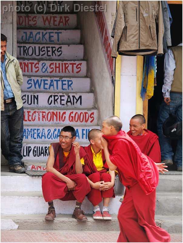 slides/95192983.JPG Diestel Dirk Fotograf gebetsfahne geo:lat=34.16339836 geo:lon=77.58538485 geotagged India indien Jammu and Kashmir Ladakh Ladakh, Leh Leh market markt mönch monk people Pray Tempel temple 95192983
