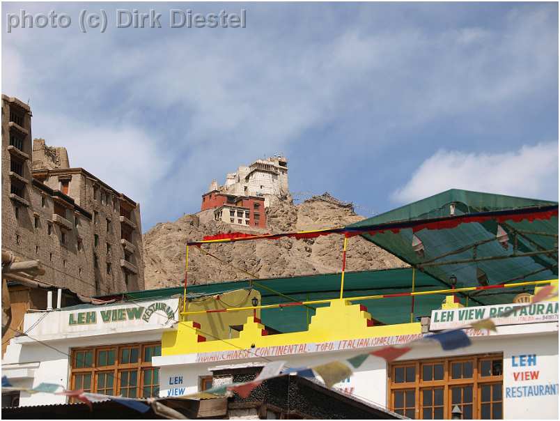slides/95192996.JPG Diestel Dirk Fotograf gebetsfahne geo:lat=34.16339836 geo:lon=77.58538485 geotagged India indien Jammu and Kashmir Ladakh Ladakh, Leh Leh market markt mönch monk people Pray Tempel temple 95192996