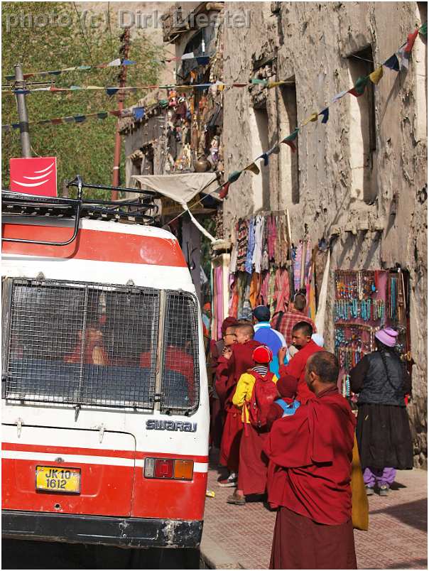 slides/95193221.JPG Diestel Dirk Fotograf gebetsfahne geo:lat=34.16339836 geo:lon=77.58538485 geotagged India indien Jammu and Kashmir Ladakh Ladakh, Leh Leh market markt mönch monk people Pray Tempel temple 95193221