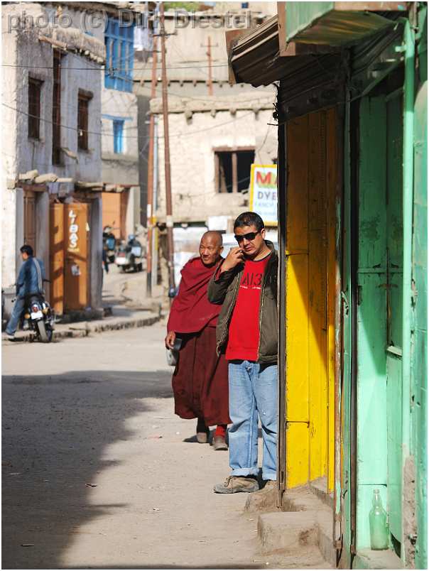 slides/95193224.JPG Diestel Dirk Fotograf gebetsfahne geo:lat=34.16339836 geo:lon=77.58538485 geotagged India indien Jammu and Kashmir Ladakh Ladakh, Leh Leh market markt mönch monk people Pray Tempel temple 95193224