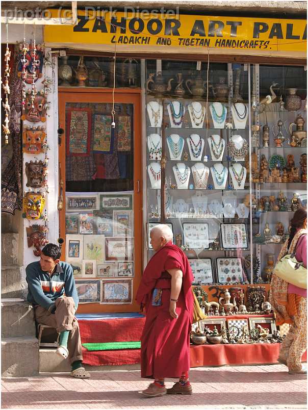 slides/95193242.JPG Diestel Dirk Fotograf gebetsfahne geo:lat=34.16339836 geo:lon=77.58538485 geotagged India indien Jammu and Kashmir Ladakh Ladakh, Leh Leh market markt mönch monk people Pray Tempel temple 95193242