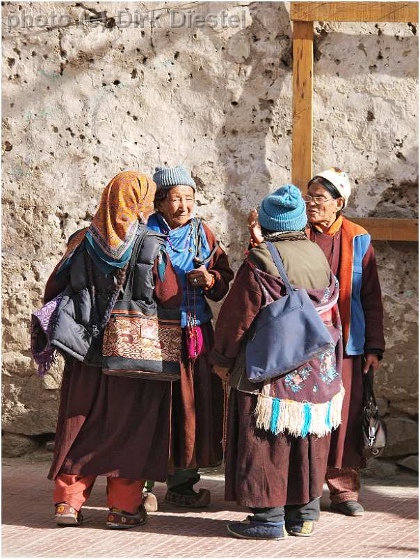 slides/95193246.JPG Diestel Dirk Fotograf gebetsfahne geo:lat=34.16339836 geo:lon=77.58538485 geotagged India indien Jammu and Kashmir Ladakh Ladakh, Leh Leh market markt mönch monk people Pray Tempel temple 95193246