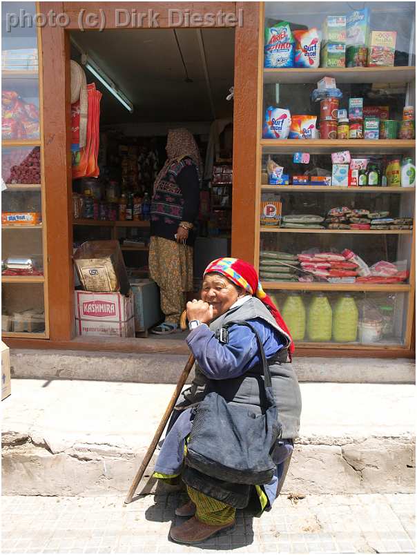 slides/95203538.JPG Diestel Dirk Fotograf gebetsfahne geo:lat=34.16339836 geo:lon=77.58538485 geotagged India indien Jammu and Kashmir Ladakh Ladakh, Leh Leh market markt mönch monk people Pray Tempel temple 95203538